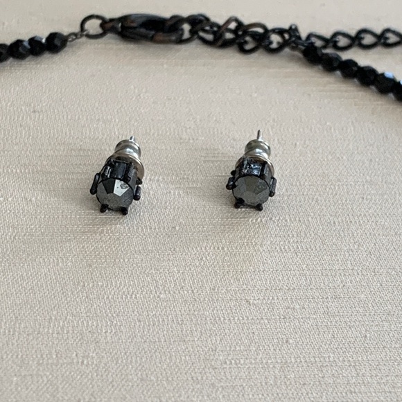 Black necklace and stud set - Picture 3 of 3